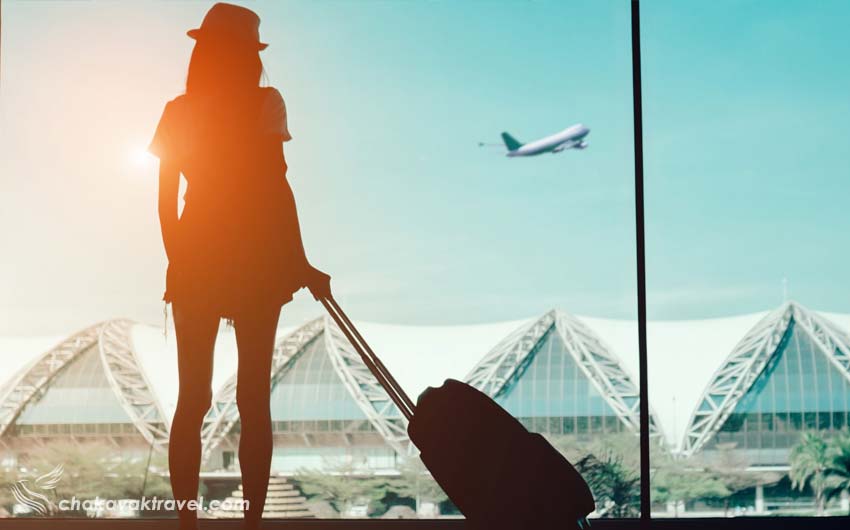 اثرات مثبت سفر بر روح و روان انسانها چمدان و کیف در فرودگاه برای سفر