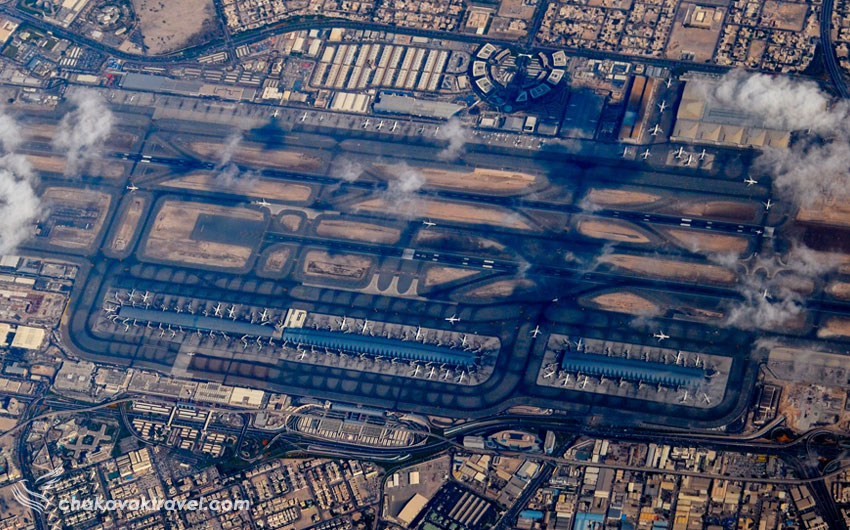 عکس هوایی از فرودگاه بین المللی دبی امارات Dubai International Airport کد یاتا DXB و کد ایکائو OMDB و ترمیانها و باند های فرود هواپیما در آن