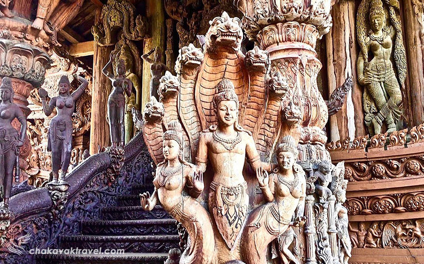 داخل و مجسمه های چوبی پناهگاه یا معبد حقیقت پاتایا Sanctuary of Truth in Pattaya در تایلند