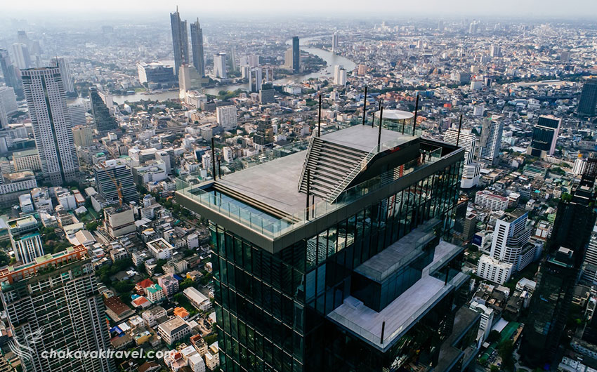 این بام شیشه‌ای که یکی از بزرگترین بام‌های شیشه‌ای جهان محسوب می‌شود ۶۳ متر مربع مساحت دارد و در ارتفاع ۳۱۰ متری از سطح زمین ساخته شده است. امکانات داخلی آسمان خراش کینگ‌ پاور ماهاناخون the king power mahanakhon skywalk