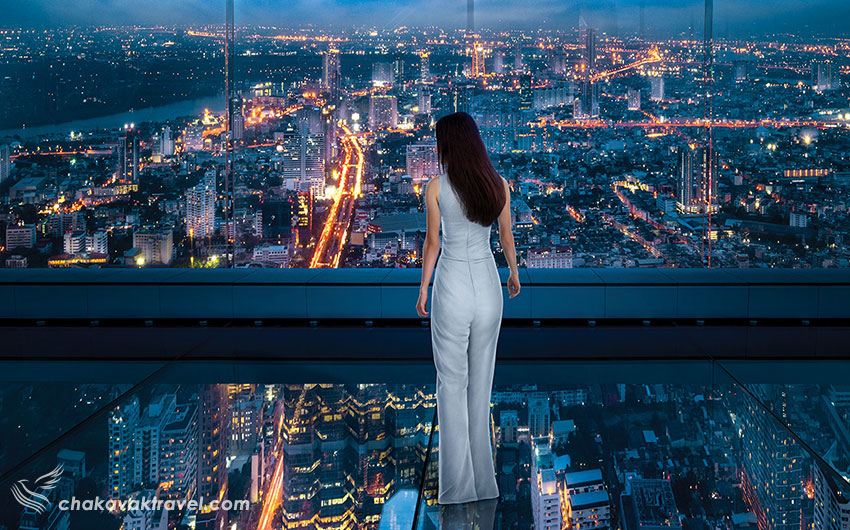 تجربه راه رفتن روی آسمان با اسکای‌واک ساختمان و آسمان خراش کینگ‌ پاور ماهاناخون در شب بانکوک دختر زن لباس سفید شهر